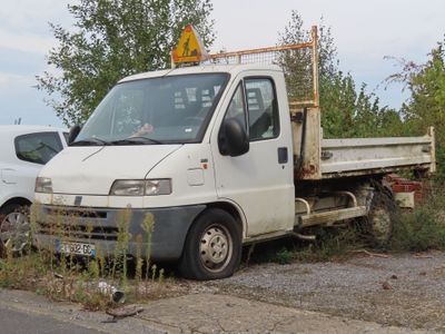 un camion blanc garé sur le bord de la route
