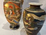 deux vases posés côte à côte sur une surface blanche