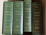 trois livres verts dans une boîte en carton posée sur une table