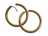 une paire de boucles d'oreilles en or sur fond blanc