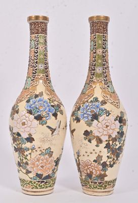 Satsuma Paire de vases bouteille à décor de branchages fleur…