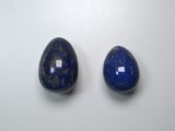 deux pierres de lapis-lazuli bleues sur un fond blanc