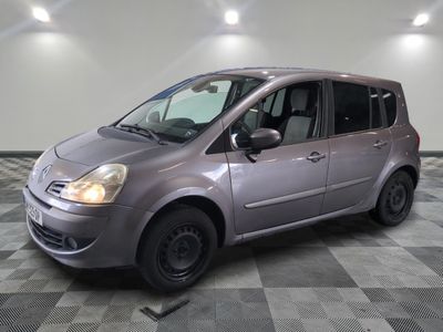 la photo d'un monospace argenté garé dans un garage
