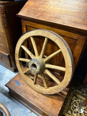 une table en bois sur laquelle est posée une roue en bois