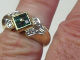 gros plan de la main d'une personne portant une bague