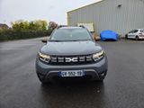 vue de face d'un SUV gris garé sur un parking