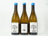 trois bouteilles de vin posées l'une à côté de l'autre sur une table