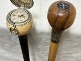 deux battes de baseball et une montre de poche posées sur une table