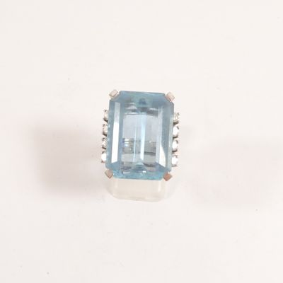une image d'une bague sertie d'une topaze bleue