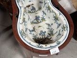une chaise sur laquelle est posé un bol, dans une pièce