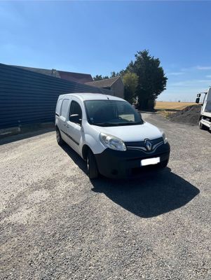 la camionnette blanche est garée sur le parking à côté du bâtiment