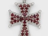 un pendentif en forme de croix, orné de rubis et de diamants