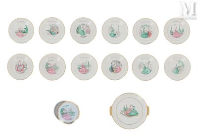 un grand nombre d'assiettes portant des motifs différents
