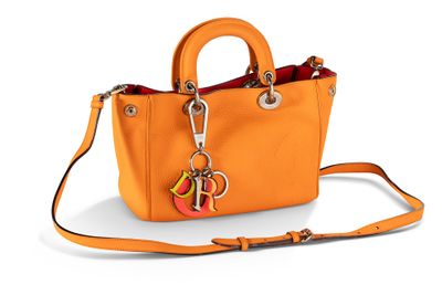 un sac à main orange auquel est accrochée une clé à la poignée