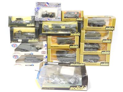 tout un assortiment de petits trains dans leurs boîtes
