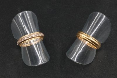 une paire de bouchons en acrylique doré et transparent sur un fond noir
