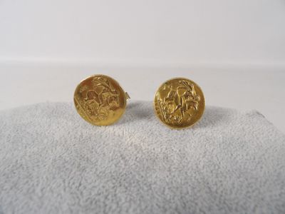 une paire de boucles d'oreilles en or ornées d'une tête de lion