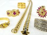 gros plan d'un bouquet de bijoux sur une surface blanche