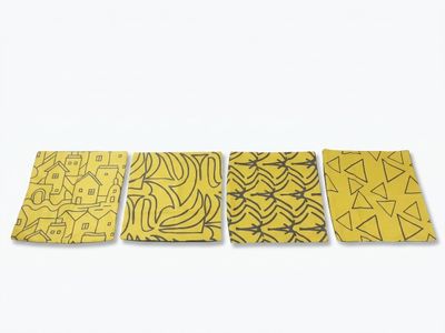 trois sous-verres jaunes ornés de motifs en noir et blanc