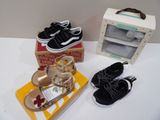 deux paires de chaussures et une boîte de chaussures posées sur une table