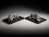 paire de figurines d'éléphants en bronze sur socles noirs