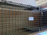une cage contenant un oiseau, située dans un bâtiment