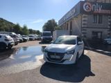 une voiture blanche garée devant un bâtiment
