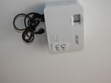 un appareil électronique blanc branché sur une prise murale