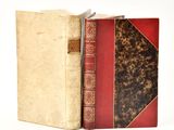 deux livres posés l'un à côté de l'autre sur une table