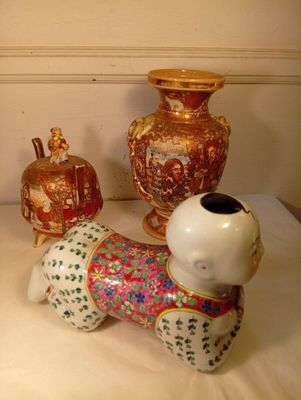 trois vases et une figurine de chien posés sur une table