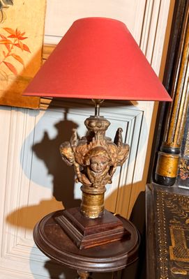 une lampe posée sur une table dans une pièce