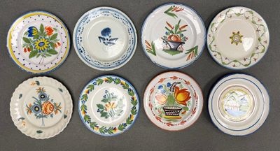 Huit assiettes en faïence XIX°.