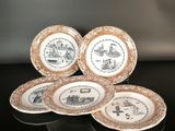 trois assiettes à motifs différents posées sur une table