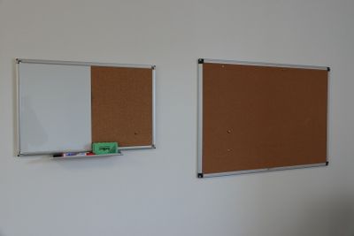 deux panneaux d'affichage accrochés l'un à côté de l'autre au mur