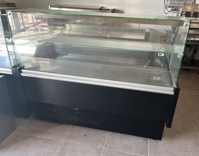 une image d'une vitrine dans un magasin