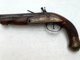 un vieux fusil exposé sur une table