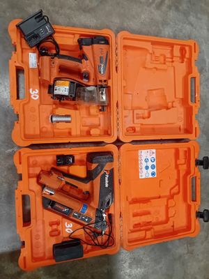 deux coffres à outils orange contenant des outils, posés par terre