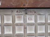 un gros plan d'une porte de garage recouverte de graffitis