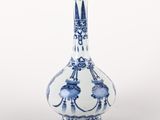 un vase bleu et blanc orné d'un motif