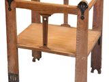 une chaise en bois munie de roulettes et d'une étagère
