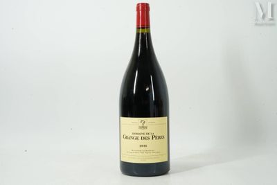une bouteille de vin posée sur une table