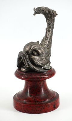 sculpture en bronze représentant un oiseau sur un socle, sur fond blanc