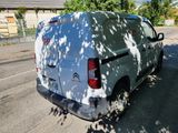 une camionnette blanche garée sur le bord de la route