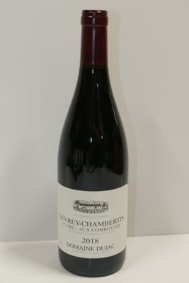 une bouteille de vin posée sur une table
