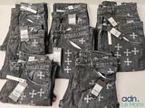 cinq paires de jeans ornées de croix, posées sur une table