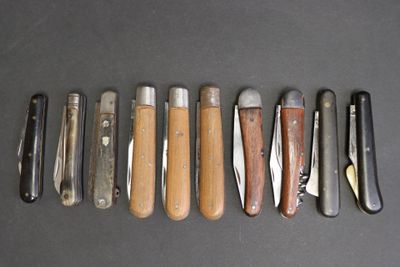 plusieurs types de couteaux sont alignés sur une table