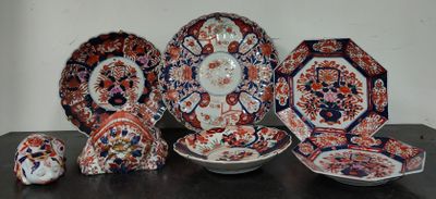 tout un assortiment d'assiettes et de bols sur une table