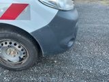 un gros plan d'un pneu de voiture orné d'une bande rouge et blanche