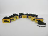 un grand nombre de trains miniatures posés sur une table