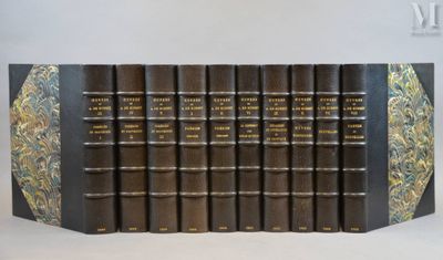 Les cinq livres sont alignés sur la table.